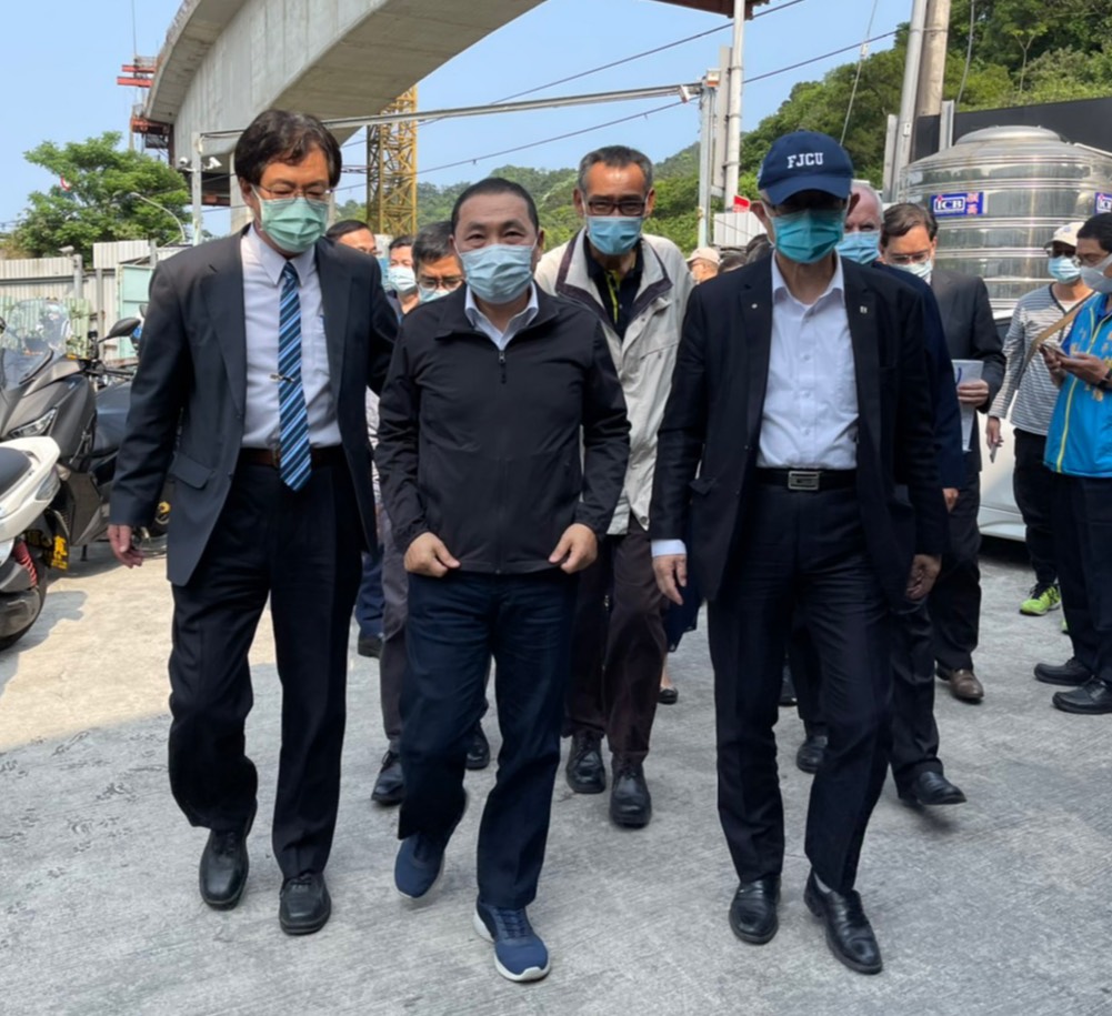 ▲新北市長侯友宜5日認為，讓民眾搭乘台鐵有一個安心回家的路，這是必須要刻骨銘心去檢討，期待因為有檢討而不再發生，這才是一個負責任的態度。（圖／新北市政府警察局提供）