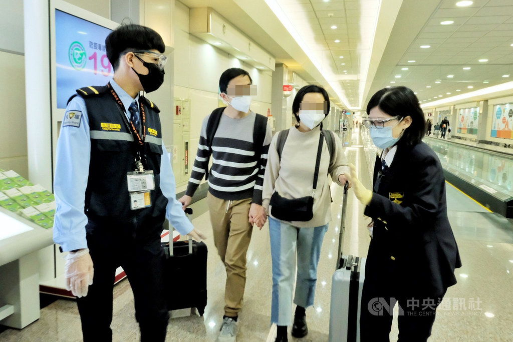 ▲台鐵太魯閣號發生重大傷亡事故，中央流行疫情指揮中心啟動「0402太魯閣列車事故返台探病/奔喪專案」，供事故傷亡者的海外家屬返台探病及奔喪，2名海外家屬5日搭機抵台，一路沉默不語。（圖/中央社）