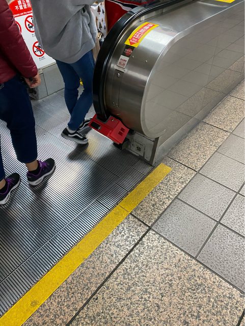 ▲捷運站手扶梯的扶手旁有一個「神秘盒子」，真相曝光引發熱議。（圖／翻攝自PTT）