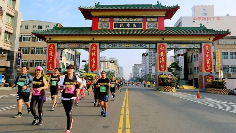 ▲今年適逢高雄更名100周年，特別規劃有著百年風華的特色路線，更將首次跑進高雄港區、西子灣海岸線，十足展現高雄的山、海、河、港特色。（圖／高市府運發局提供）