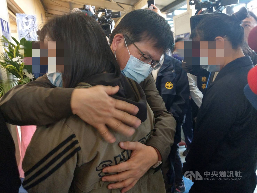 ▲台鐵408次太魯閣號事故，駕駛袁淳修殉職，遺體6日將在花蓮火化，交通部長林佳龍（中）上午到花蓮殯儀館袁淳修靈前上香並慰問家屬。（圖/中央社）