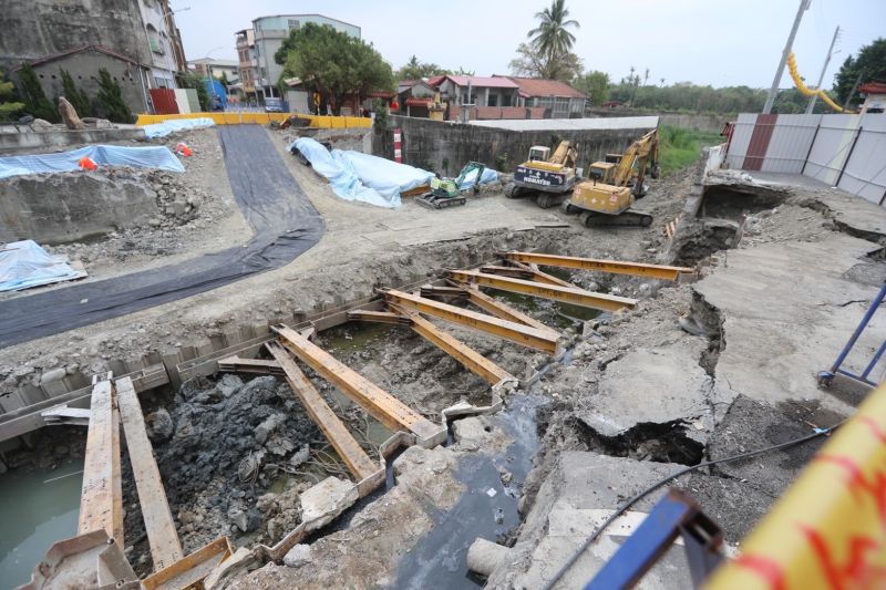▲高雄市水利局進行美濃湖排水瓶頸段橋梁改建工程,造成5戶民宅出現地層下陷情形。(圖/高雄市政府提供)