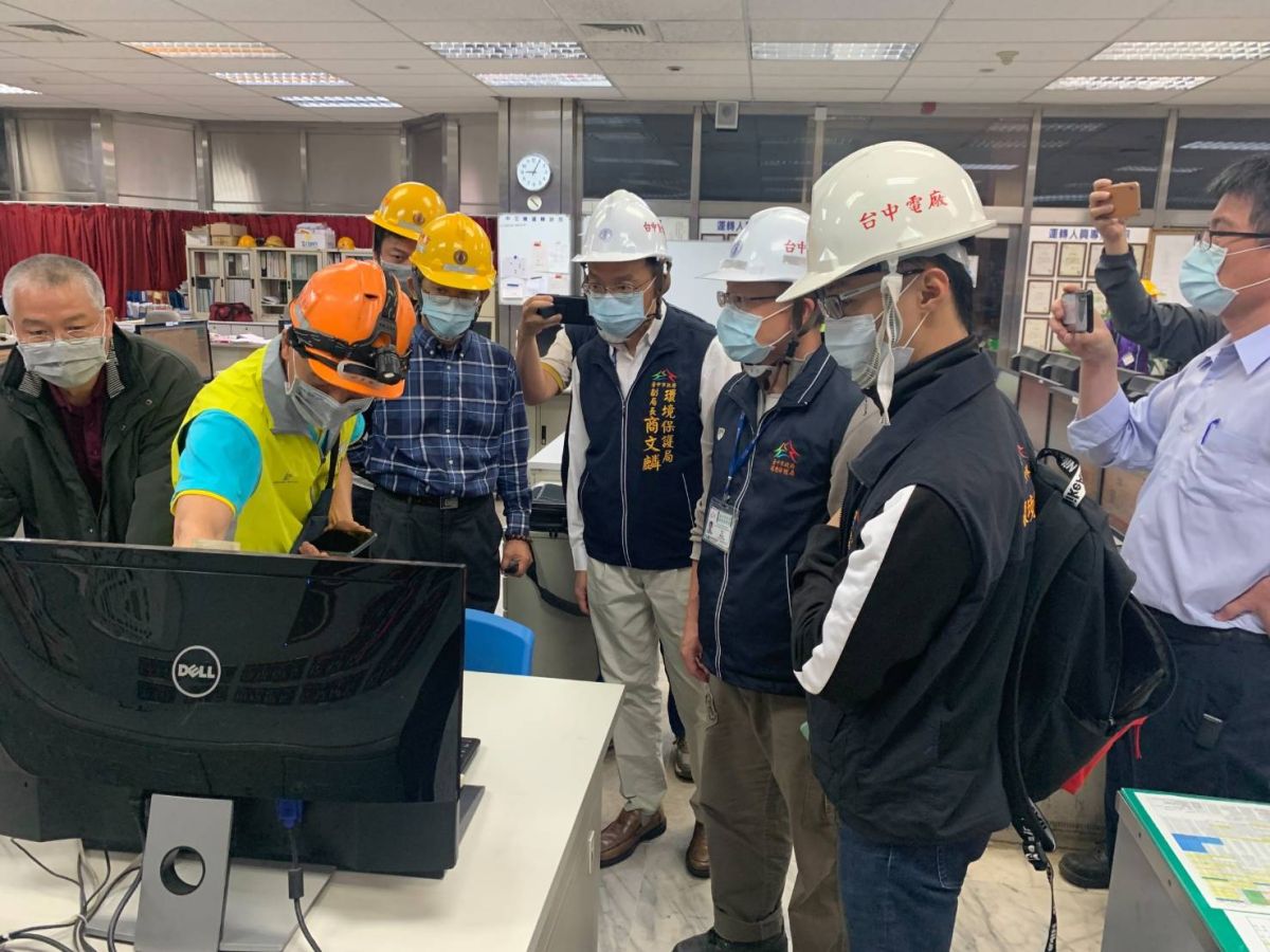 ▲台中市政府下令廢止操作許可證的台中火力發電廠3號機組，（5）日晚重起啟動點火，中市環保局前往現場稽查(圖／環保局提供2021.4.6)