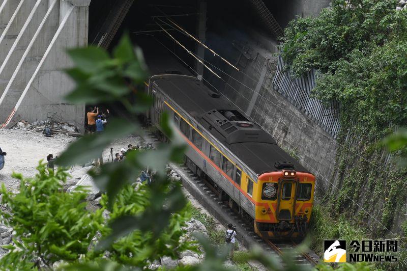 ▲透過《 NOWnews今日新聞》直播畫面可以看到,專門列車緩緩從隧道口使出並長鳴,台鐵同仁在專列內鞠躬,傳達對袁淳修的感謝,送袁淳修最後一程。(圖/記者林柏年攝)