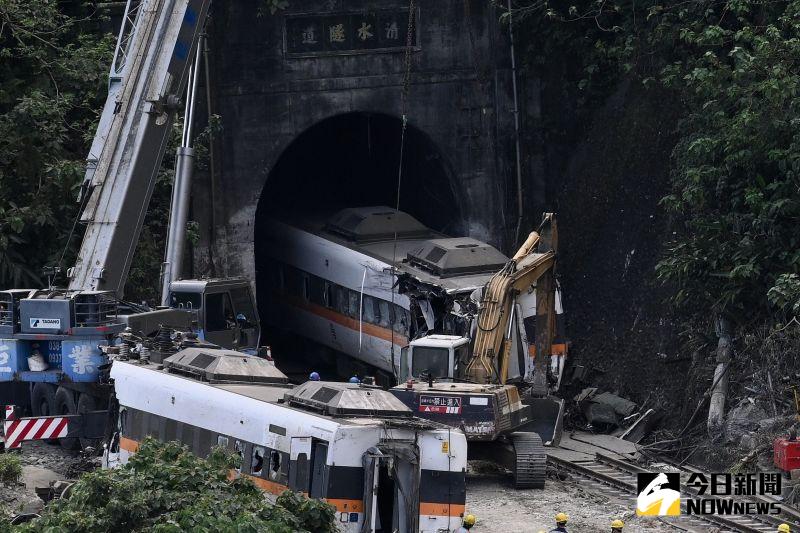 ▲台鐵太魯閣號列車撞上滑落至軌道的承包商工程車，造成50死。圖為事發後，搶修作業。（圖／記者林柏年攝）