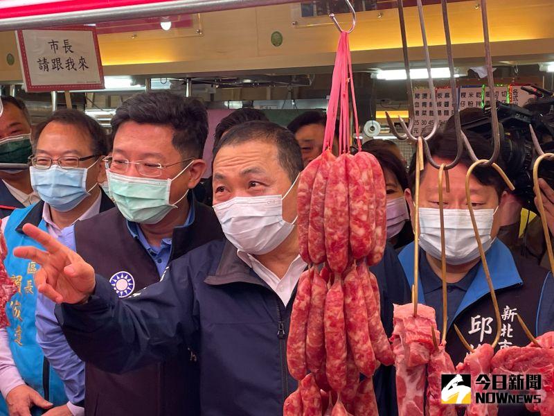 ▲新北市長侯友宜今(6)日受訪時強調,新北市龜吼方圓10公里的2719頭豬,全部連夜做採證,初步判斷不是新北市金山、萬里養豬場的豬。(圖/記者陳志仁攝,2021.04.06)