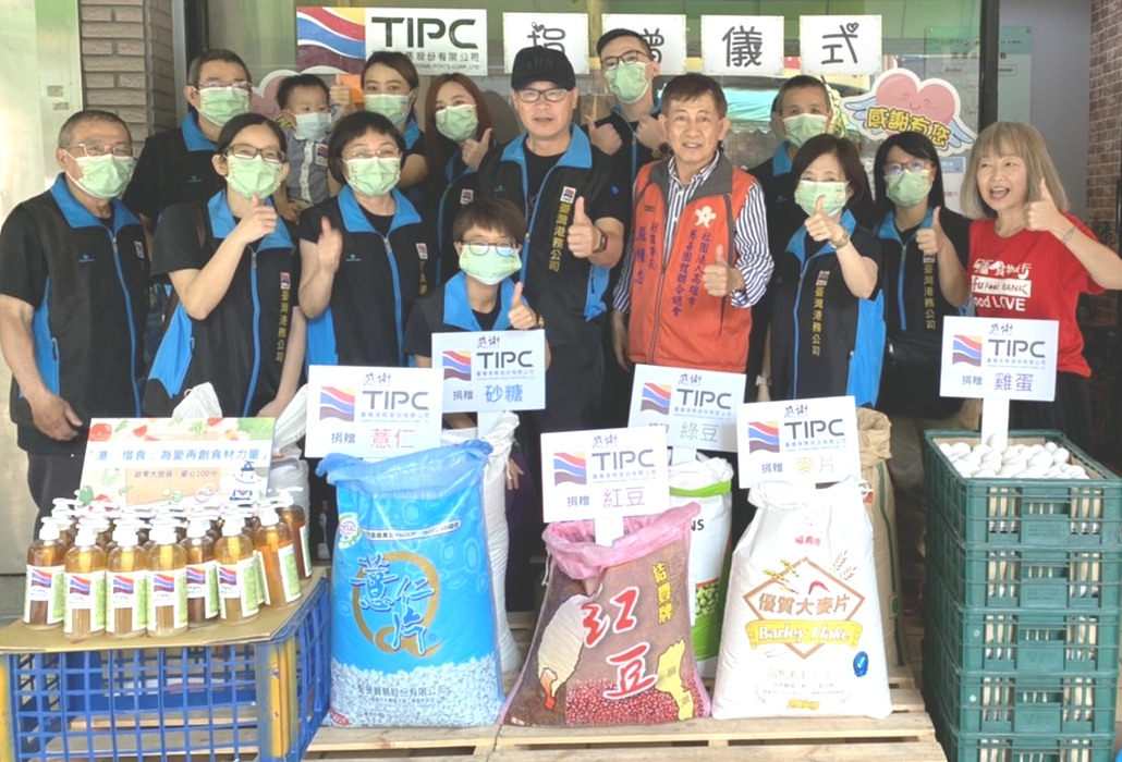 ▲台灣港務公司舉辦為愛再創食材力量活動，行政副總經理王派峰(右5)代表港務公司捐贈雞蛋、肉品、紅豆、綠豆、薏仁及麥片等食材，以表達對弱勢家庭自食其力理念的支持。(圖／記者黃守作攝，2021.04.06)