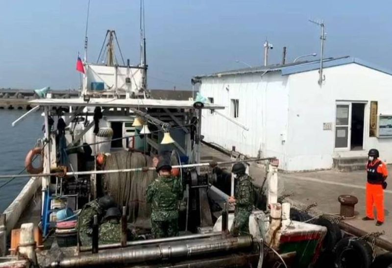 處理未爆彈　漁民在蚵子寮外海撈獲疑似未爆彈
