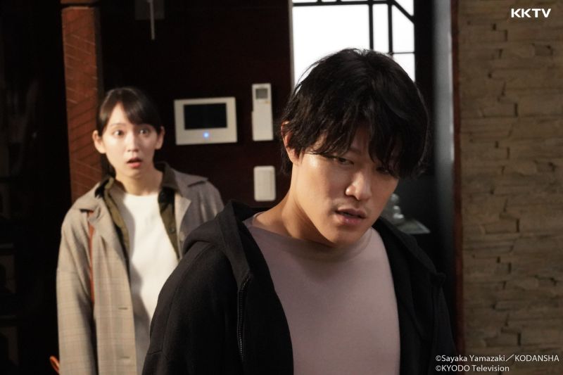▲吉岡里帆（左）跟鈴木亮平劇中談「假想戀愛」。（圖／KKTV）