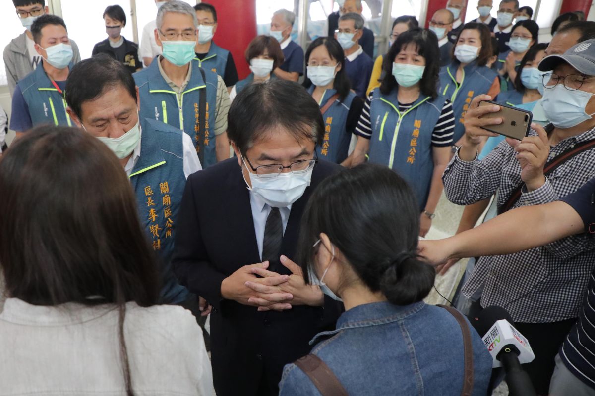 ▲台南市長黃偉哲安慰罹難者家屬，允諾市府將全力善後，希望家屬節哀（圖／記者林怡孜攝，2021,04,06）