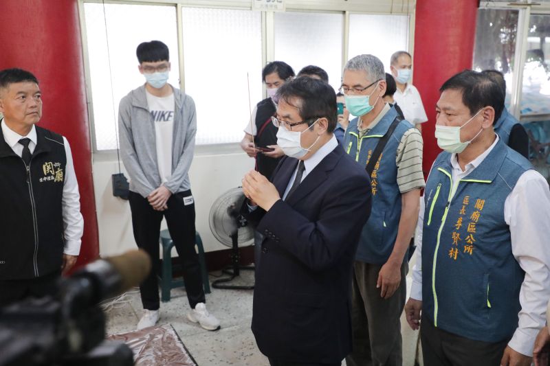 ▲台南市長黃偉哲前往太魯閣號二位罹難市民靈前上香,盼逝者安息(圖/記者林怡孜攝,2021,04,06)