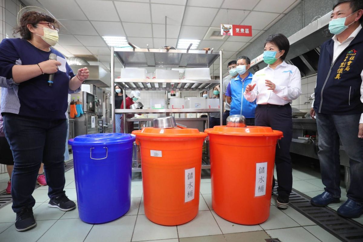 ▲台中實施「供五停二」分區限水，市長盧秀燕特別前往「台中愛心家園」，了解身障學員用水狀況(圖／市政府提供2021.4.6)