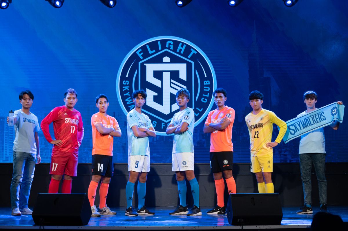 ▲展逸天行者足球俱樂部成軍記者會亮點之一，現場打造運動時尚風格氛圍，天行者球員以「走秀」方式出場，並展示球隊相關商品，包含上衣、水壺與毛巾等，為企業甲級足球聯賽的行銷包裝注入新的活力，球員介紹時搭配現場主視覺呈現，氣氛活潑。。（圖／展逸國際提供）