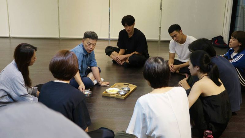 ▲王小棣(左三)訓練演員。(圖/拙八郎提供)