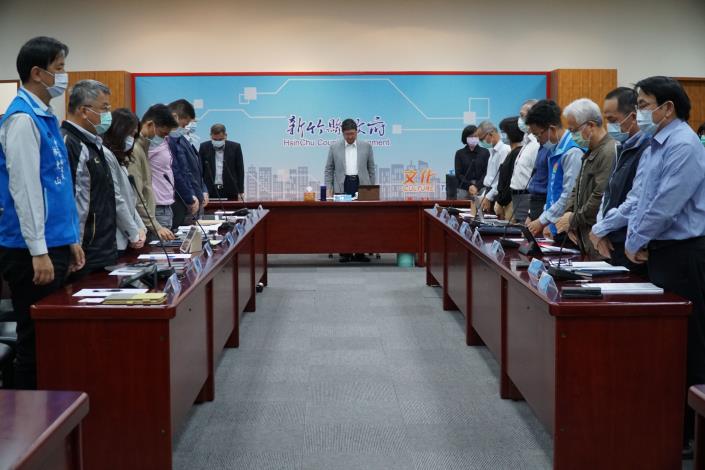 ▲新竹縣長楊文科主持縣府主管會報，率全體主管為太魯閣號意外不幸往生者默哀一分鐘。（圖／新竹縣政府提供）