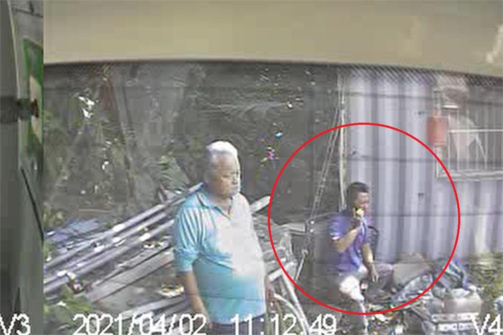 ▲李義祥（右）在事發後打電話叫吊車。（圖/新頭殼）