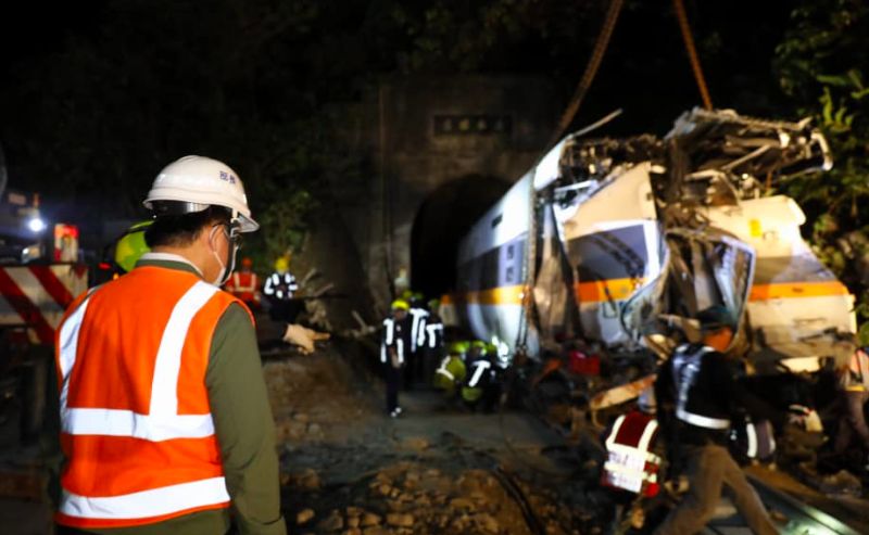 ▲太魯閣號事故造成50人罹難,現場救援作業持續進行,昨(6)日深夜最後1節的第8車廂,已經拖出清水隧道,交通部長林佳龍在今(7)日凌晨特別發文,感謝搶救人員及工程團隊不分晝夜、輪班全力投入搶修。圖為林佳龍昨晚視察現場情況。(圖/翻攝林佳龍臉書)