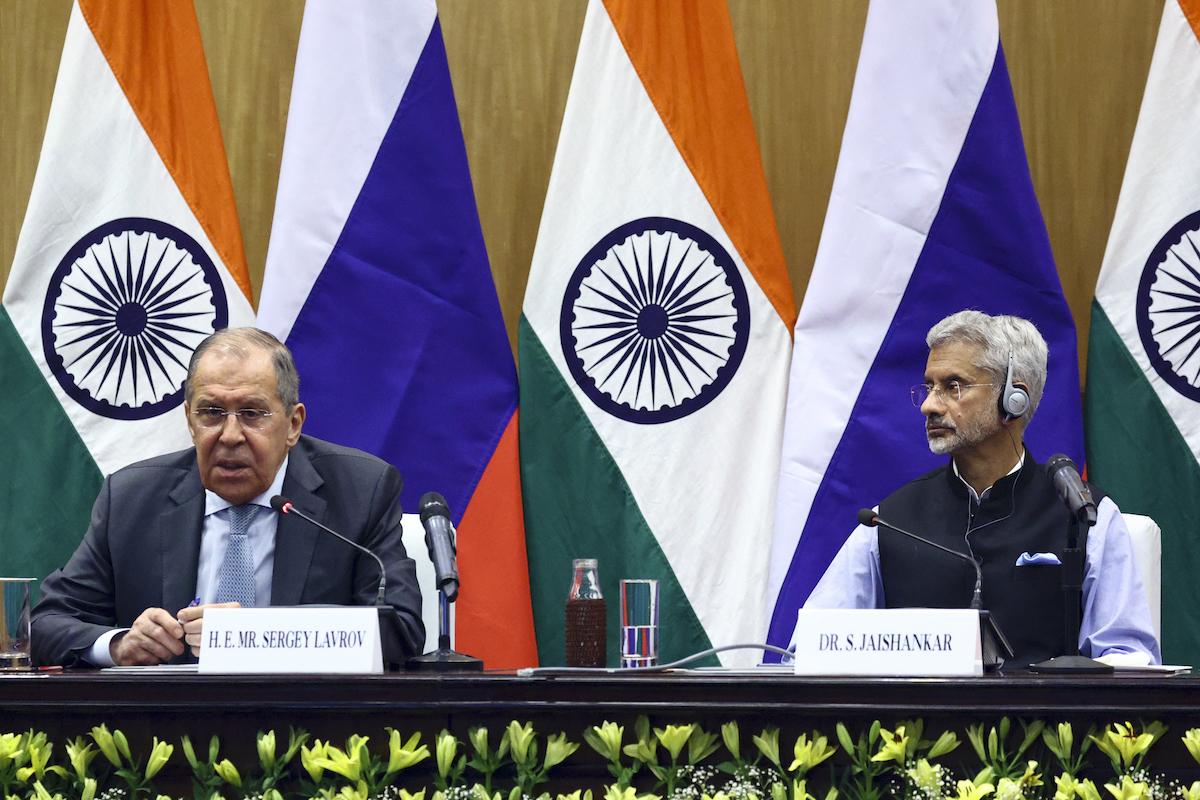 ▲印度外交部長蘇杰生（右）向俄羅斯外交部長拉夫羅夫（左）分享印度的印太觀點。（圖／美聯社／達志影像）