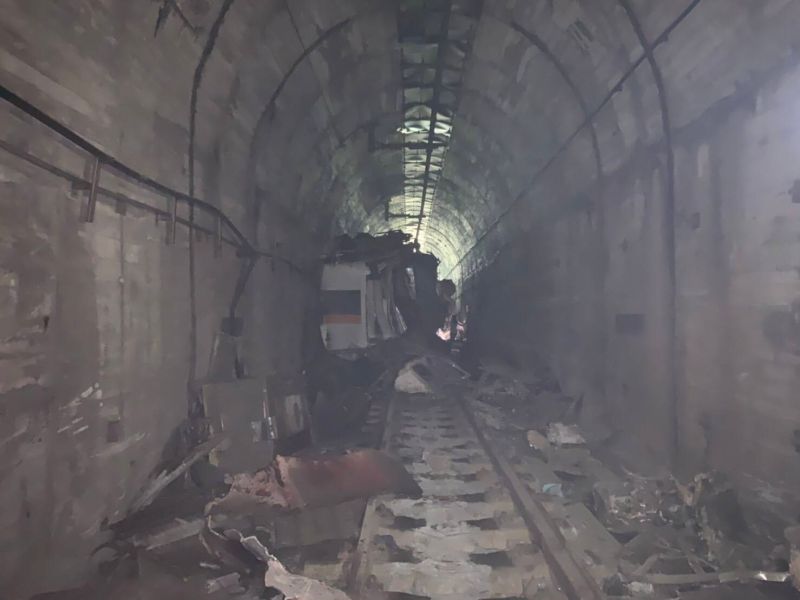 ▲台鐵408車次太魯閣列車2日發生出軌事故的當下，民眾拍下隧道內及列車損壞的情形。（圖／新北市政府消防局提供）