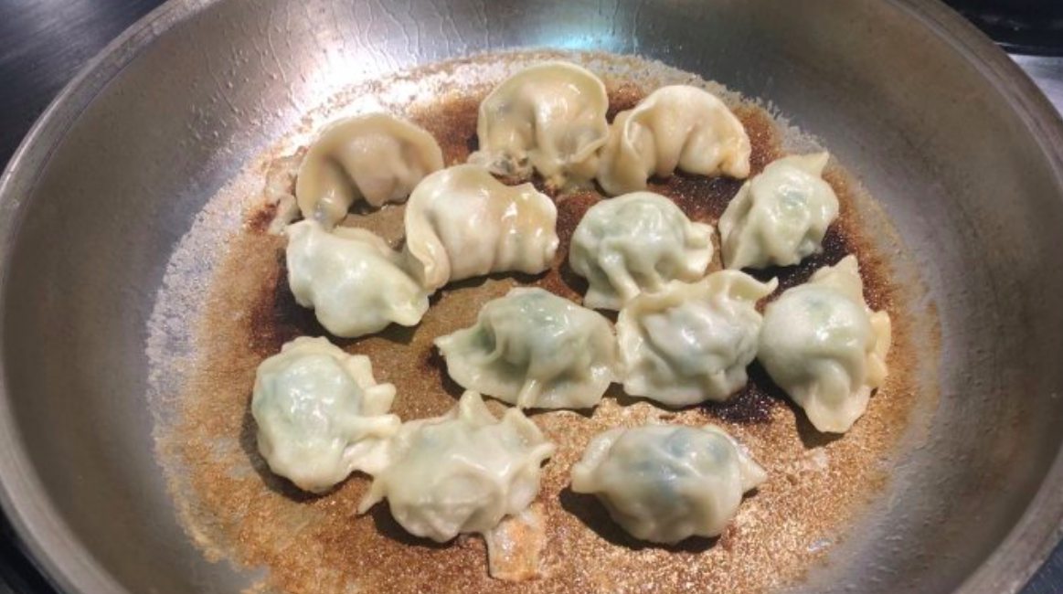 ▲網友分享自己做煎餃時總是焦黑，讓他不知道該如何是好。（圖/Dcard）