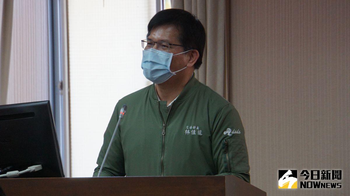 ▲交通部長林佳龍為台鐵408次太魯閣號出軌事故負起責任，辭意堅決。（圖／記者呂炯昌攝）