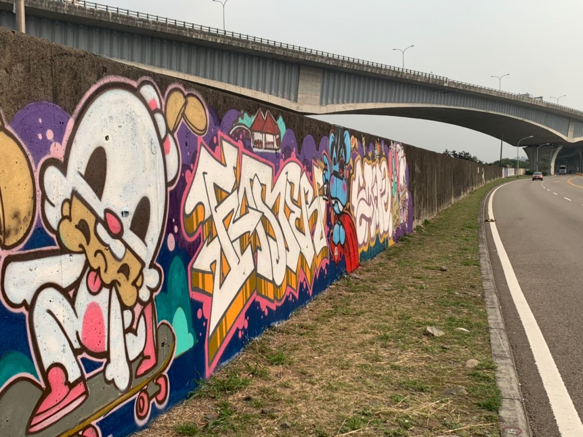 ▲中市環中東路五段池王宮對面約200公尺長之防洪牆，設置「塗鴉示範區」(圖／李天生服務處提供2021.4.7)