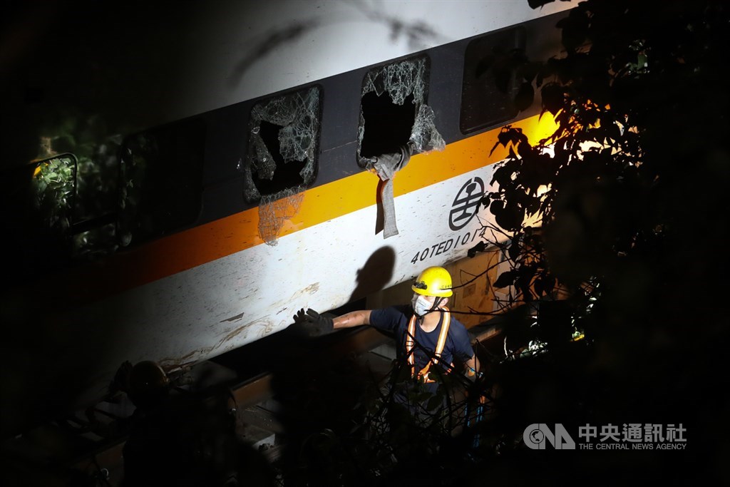 ▲台鐵太魯閣號事故造成重大死傷，衛福部長陳時中表示，截至7日上午11時共收到新台幣4億多元善心捐款。圖為工作人員在車廂周邊協助。中央社記者王騰毅攝 110年4月7日