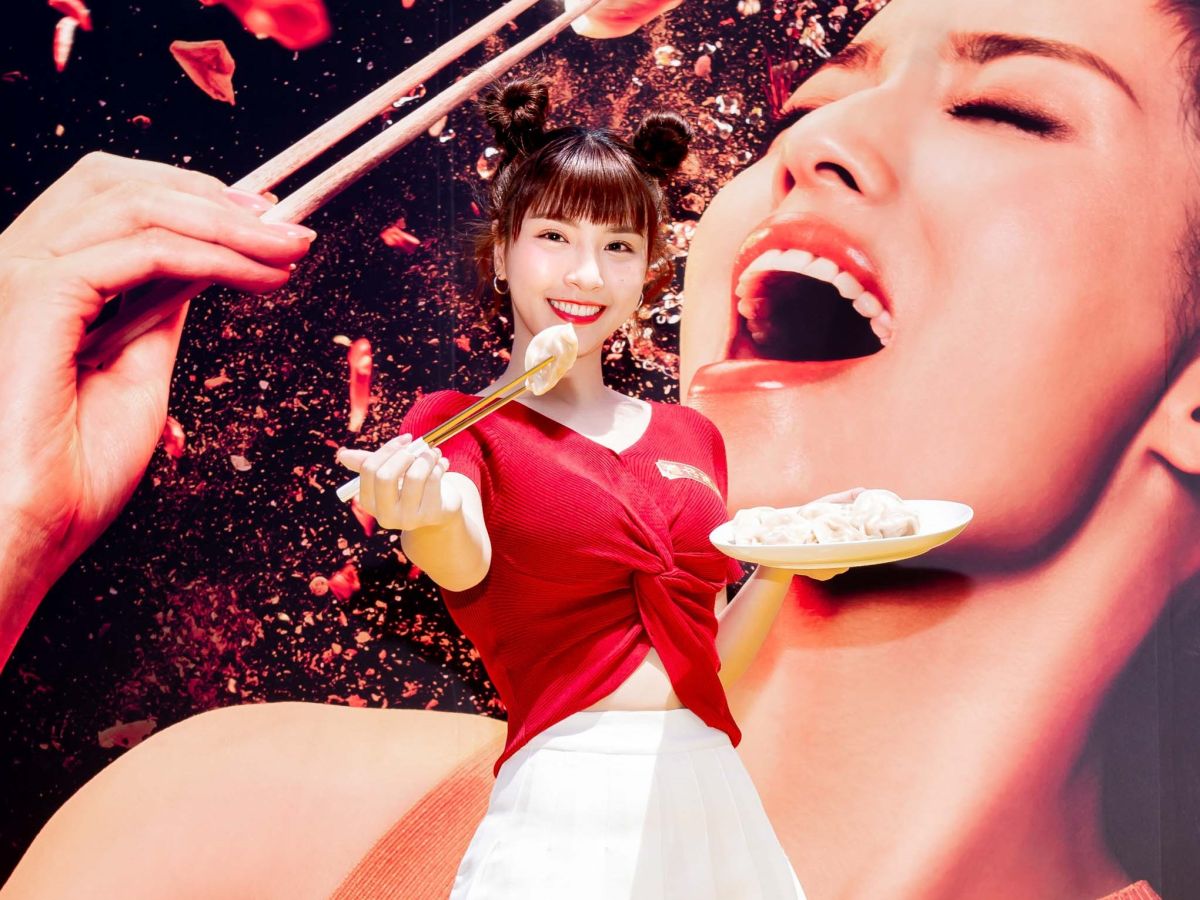 ▲峮峮襲胸照掀起話題。（圖／灣仔碼頭）