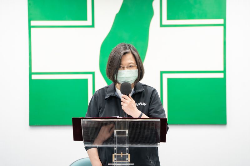 ▲民進黨中常會上蔡英文提及公投應共同面對,這不是作戰而是溝通機會,還誇讚老柯臉書文寫得非常好。(圖/翻攝民進黨臉書)