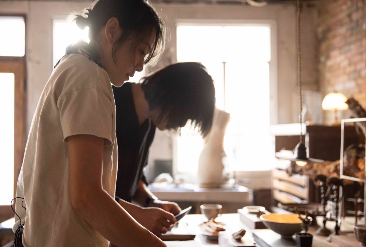 ▲五月天瑪莎（後）、劉若英一起走訪古物店，沒想到卻勾起劉若英的感傷回憶。（圖／相信音樂提供）