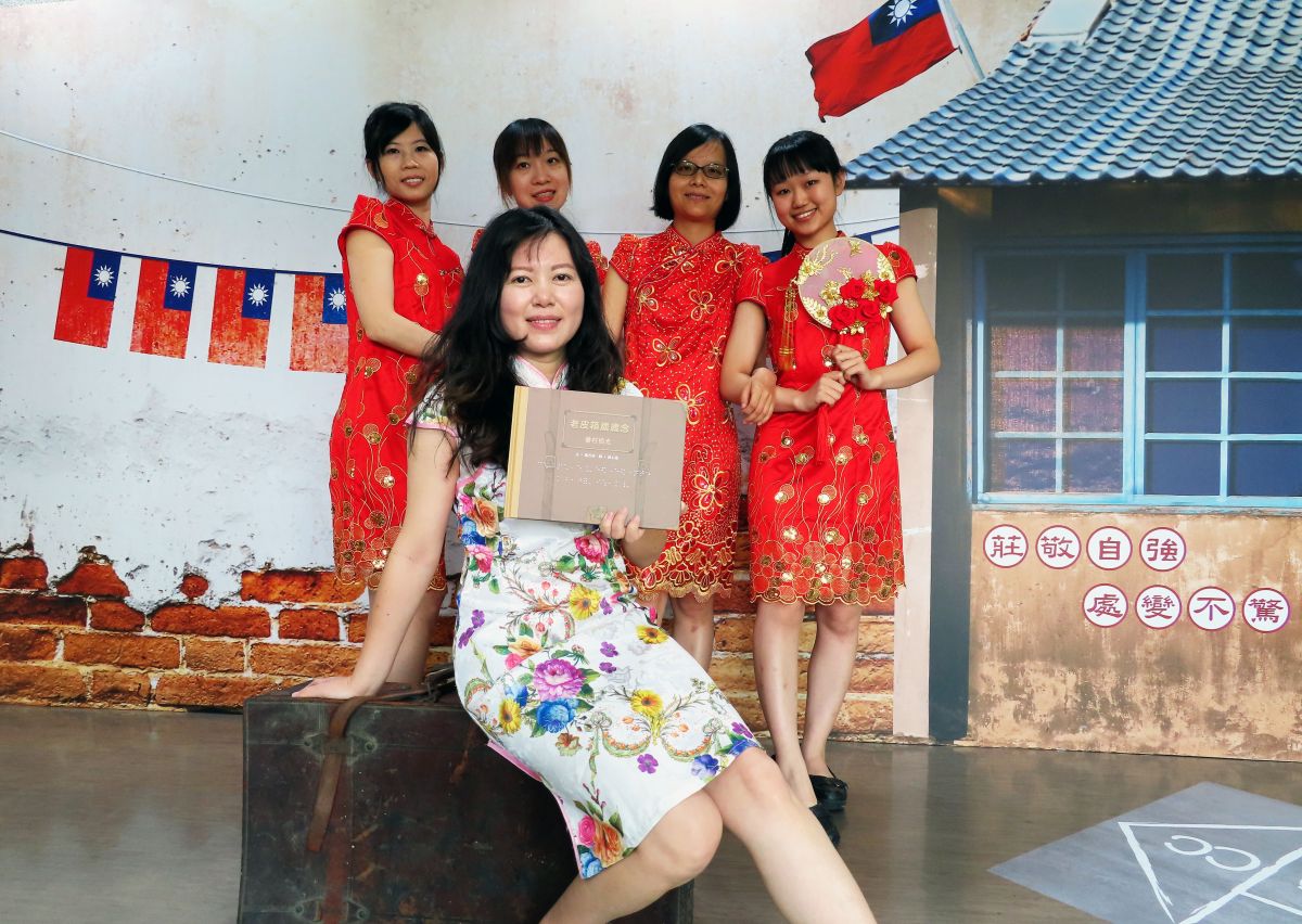 ▲汐止分館布置了眷村風味的多媒體放映室，紅磚牆、竹籬笆、跳房子遊戲、古早童玩，以及經典懷舊電影播放，讓讀者可以感受眷村的生活面貌。（圖／新北市立圖書館提供）