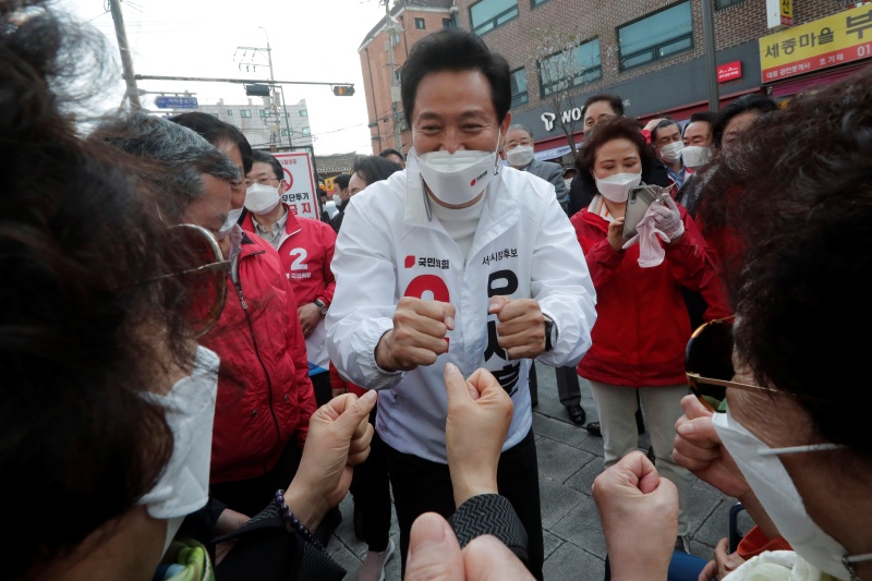 ▲韓國執政黨共同民主黨在7日舉行的首爾、釜山市長補選中皆以懸殊票數慘敗；十年前曾任首爾市長的最大在野黨國民力量候選人吳世勳則第3度回鍋，政策料將快速大幅改變。（圖／美聯社／達志影像）