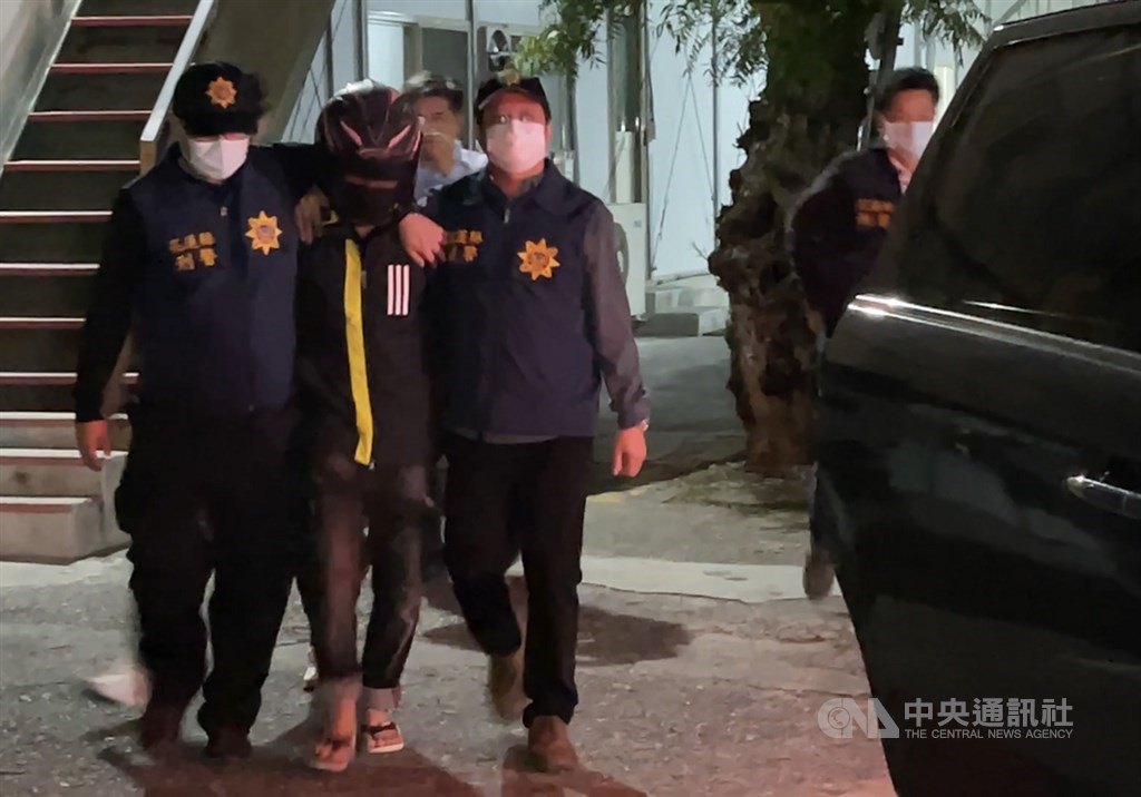 ▲台鐵太魯閣號2日撞擊滑落到軌道上的工程車釀重大傷亡，檢警7日拘提當天工程車上越籍非法移工「阿好」（左2），檢方複訊後8日向法院聲請聲押禁見。中央社記者李先鳳攝 110年4月7日