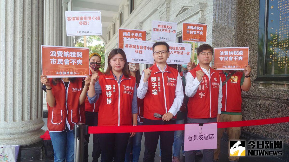 ▲台灣基進今日到高雄市議會召開記者會，宣布成立議會監督小組，並喊話「議員太懈怠，基進來取代；議員不夠格，基進來改革」。（圖／記者鄭婷襄攝，2021.04.08）
