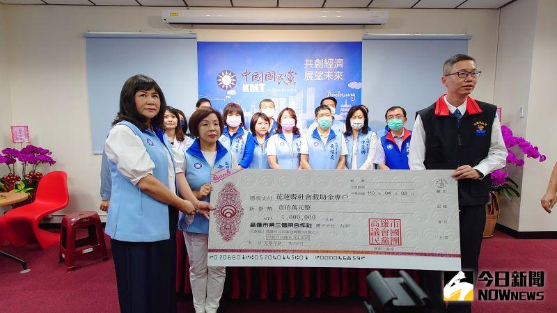 ▲國民黨團的100萬善款支票,今日由花蓮縣政府由縣長秘書李裕仁(右)代表收下。(圖/記者鄭婷襄攝,2021.04.08)