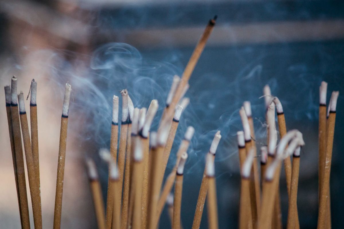 ▲一名女網友發文，表示自己和男友交往2個月，但是神明卻說「男友是玩咖」，讓她不知道該如何是好，貼文一出，網友見2關鍵信了。（示意圖／取自unsplash）