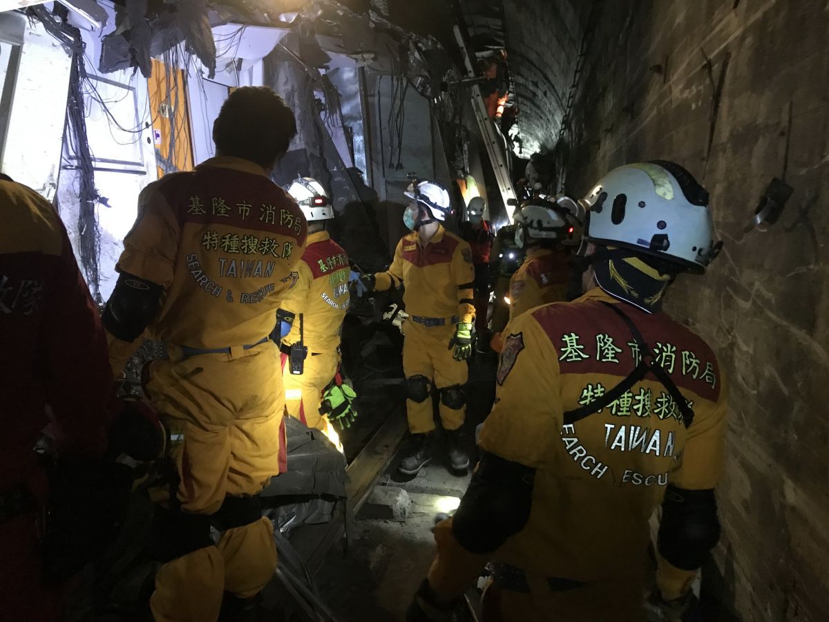 ▲基隆市政府消防局特種搜救隊人員的主要任務，為第7、8節車廂的人命搶救，搶救現場一片漆黑，車體都扭曲變形了。（圖／基隆市政府消防局提供）