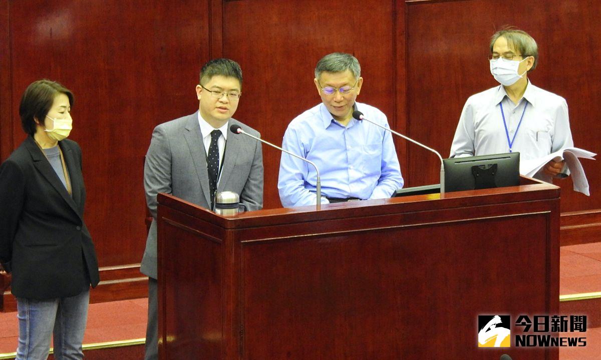 ▲悠遊卡公司總經理「小凱」邱昱凱，8日進入議會接受質詢。而被問到薪資僅只有過去總經理的一半，邱昱凱表示若符合相關規定，該職位是他自己爭取的，所以可以接受。（圖／記者丁上程攝，2021.04.08）