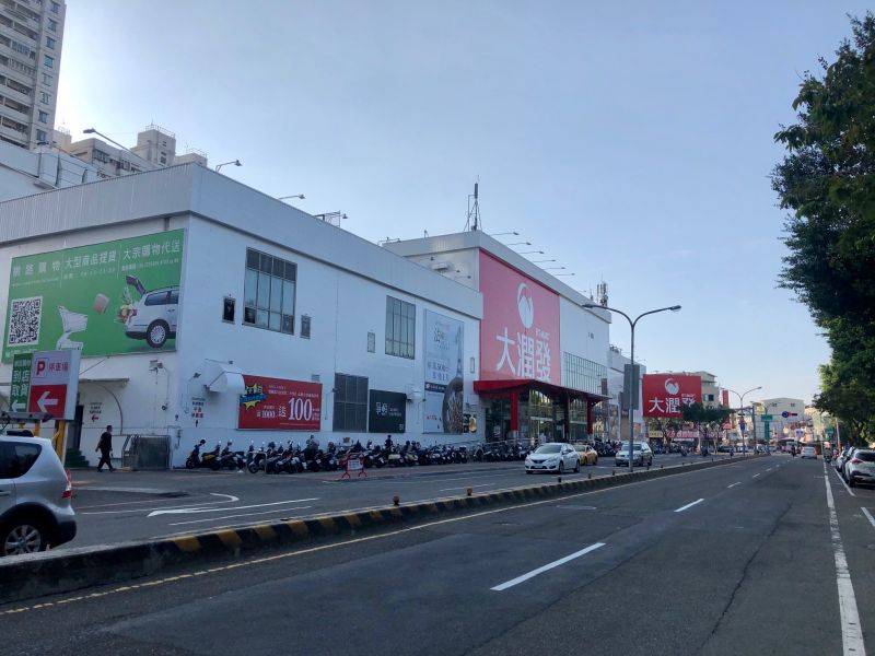 ▲北區公園南路近大潤發賣場,採買便利。(圖/NOWnews資料照片)