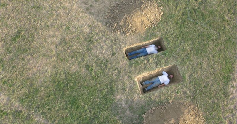 ▲一張駭人的Google街景照近期在美版PTT論壇Reddit爆紅；只見照片捕捉到兩具似乎待葬的屍體躺在淺墳坑中。(圖／取自Western Exhibitions 網頁)