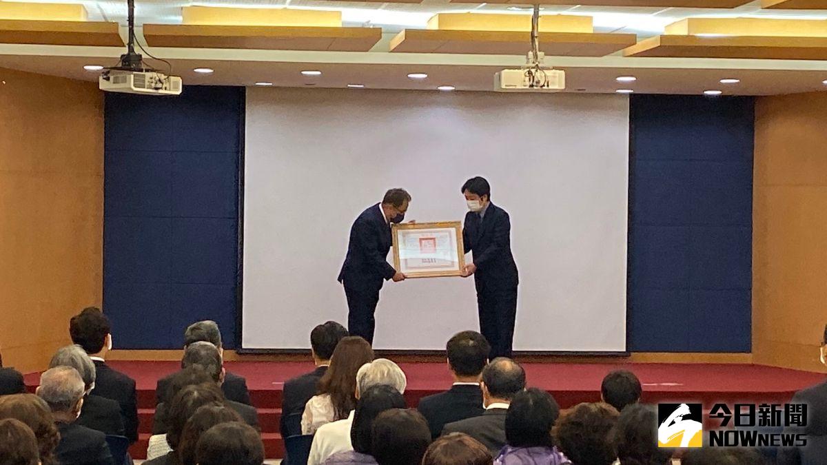 ▲前國策顧問邱垂亮今年三月過世，今舉行追思會，副總統賴清德代表總統頒贈褒揚令給予邱垂亮家屬。（圖/記者胡宥心攝，2021.04.08)