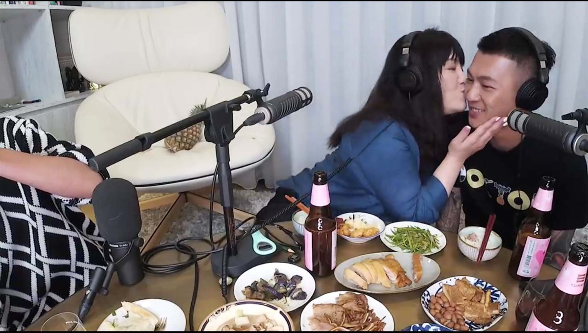 ▲網紅鳳梨（右）上唐綺陽（左）直播節目遭索吻。（圖／翻攝唐綺陽官方專屬頻道）