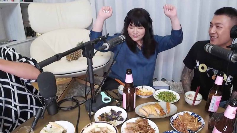 圈粉國師!唐綺陽揩油奪鳳梨螢幕初吻 鼠薯樂喊「親一下發6年」