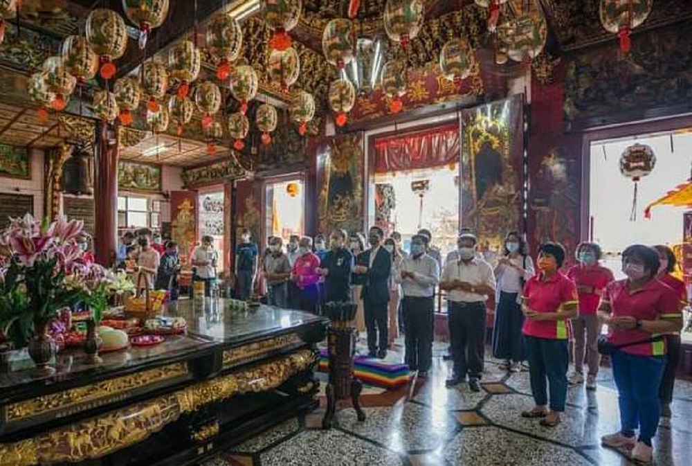 ▲高雄市副市長史哲今天率市府團隊到林園鳳芸宮參拜後，請示及敬邀媽祖海上巡香首度駐駕愛河灣一晚獲得應允。（圖／截自史哲臉書）