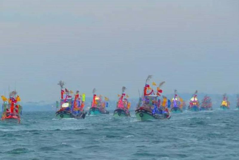 ▲全台海巡規模最大的林園鳳芸宮媽祖海上巡香，2013年已登錄為高雄市民俗類無形文化資產。（圖／截自史哲臉書）