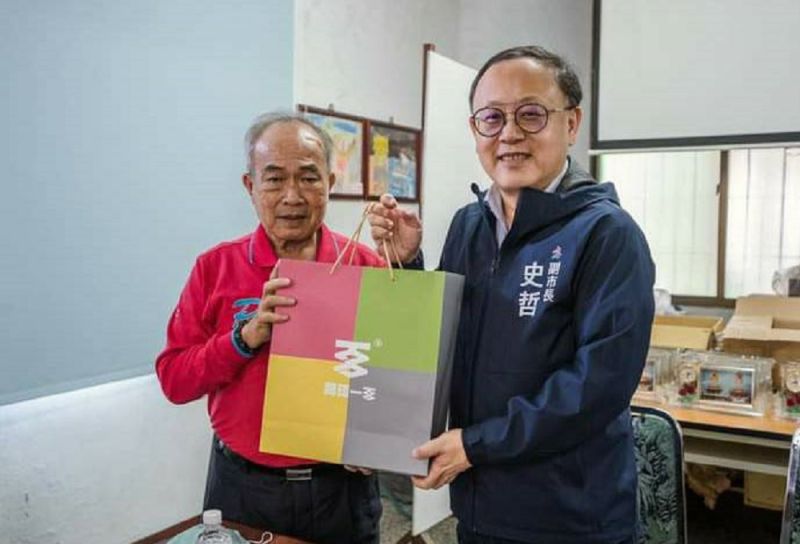 ▲史哲表示,2013年時登錄為高雄市民俗類無形文化資產,時任文化局局長的史哲,今天再度來到鳳芸宮這也許是天註定。(圖/截自史哲臉書)