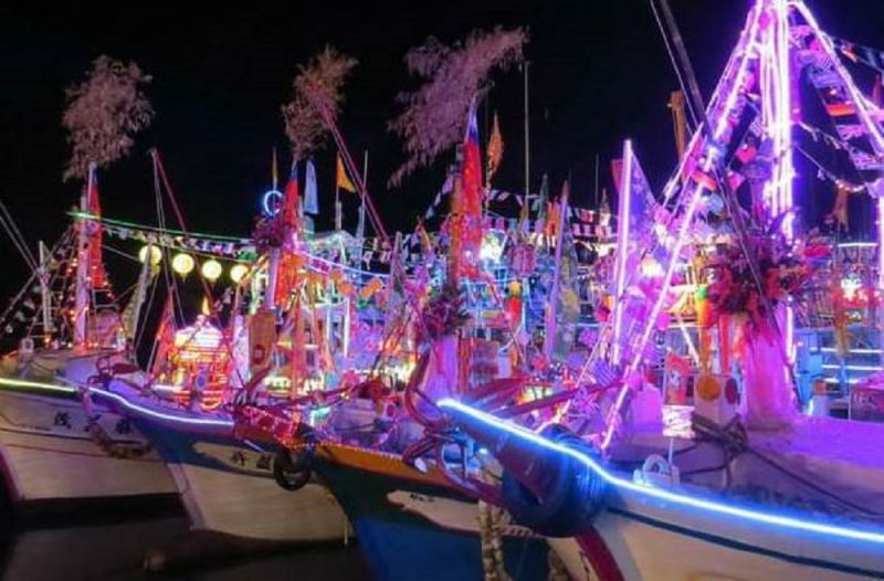 ▲▲近25艘搭載媽祖神轎及裝飾繽紛多彩LED燈的海上巡香船隊,停泊在高雄流行音樂中心岸邊,為即將商轉的高雄流行音樂中心祈福。。(圖/截自史哲臉書)