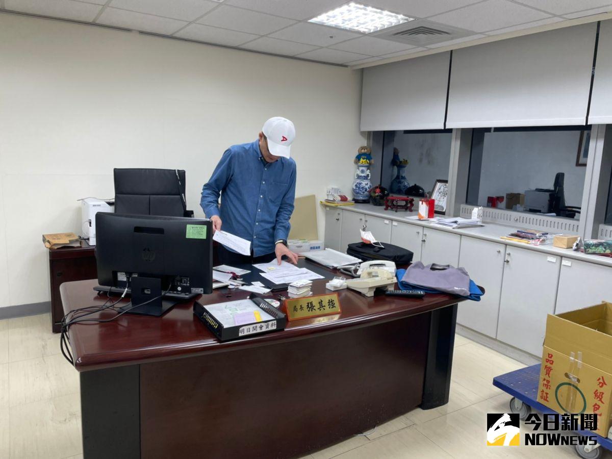 ▲轉任副祕書長的觀光旅遊局局長張其強，8日晚間也盡速打包辦公室。（圖／記者陳志仁攝，2021.04.08）