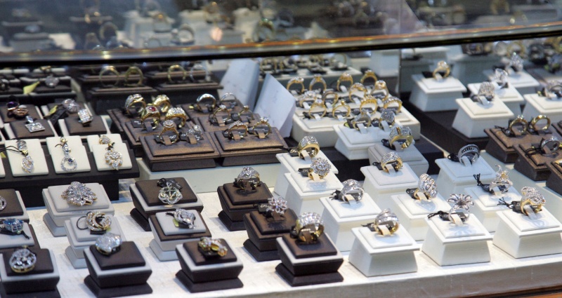 ▲美國政府對緬甸國營寶石公司祭出制裁，以切斷軍方重要資金來源的方式，回應軍政府殘暴鎮壓民主示威；各類寶石、玉石是緬甸揚名國際的昂貴出產。圖為仰光市區一間珠寶店。（圖／美聯社／達志影像）