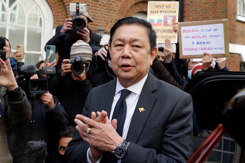 ▲緬甸軍政府發布正式通知，緬甸駐英國大使覺扎敏（Kyaw Zwar Minn）因為支持翁山蘇姬政府而遭撤換後，英國也證實已經無法承認緬甸駐英國大使。不過覺扎敏力挺民主的行徑讓他在英國擁有不少支持者。（圖／美聯社／達志影像）